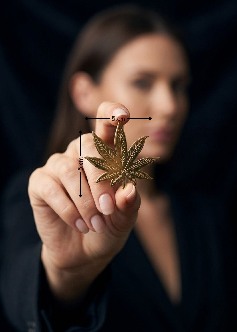 MAPLE LEAF BROOCH Secondary image